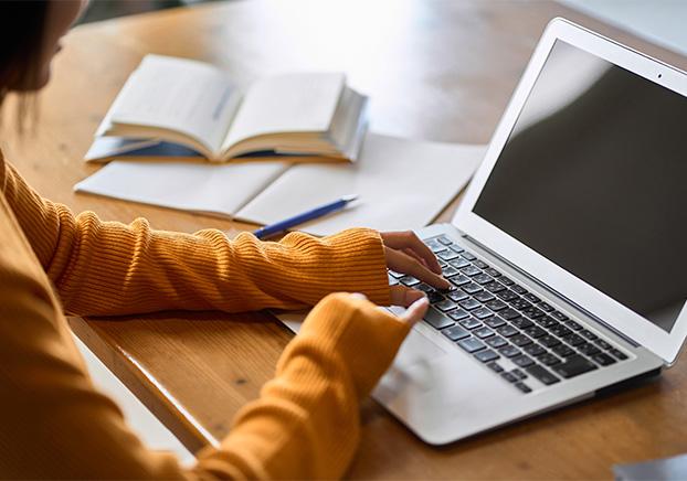 hands on laptop